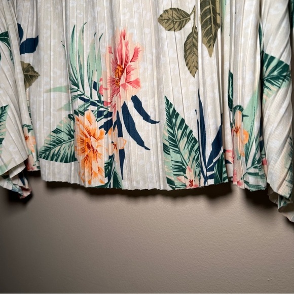 Guess Floral Off-Shoulder Tropical Top Size M - Picture 5 of 13